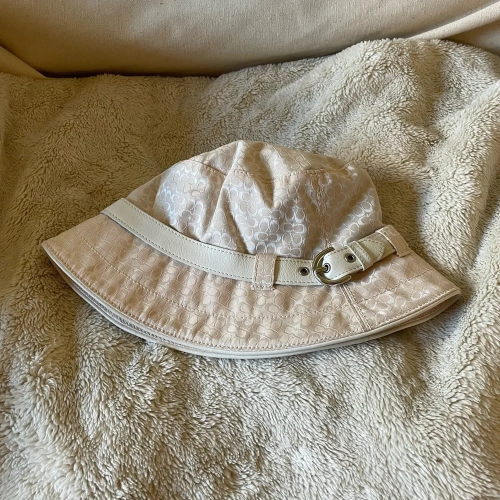 Coach cream color hat with white leather metal buckle belt. Size PS. - Picture 6 of 15